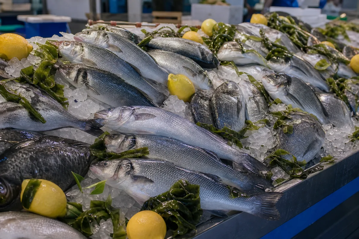 Étal de poissonnerie avec poissons entiers présentés sur glace pilée